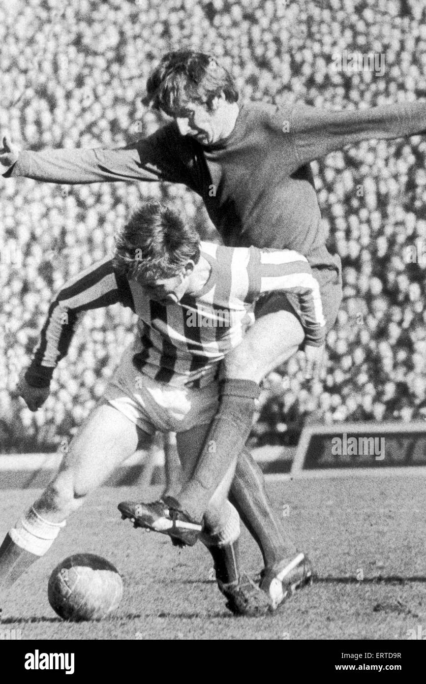 Sunderland v Newcastle United, score 1-1, une division de la Ligue, Roker Park, Sunderland. 100ème Derby Jeu. Sunderland skipper Colin Todd vérifie Wyn Davies avec temps opportun. 27 Mars 1970 Banque D'Images