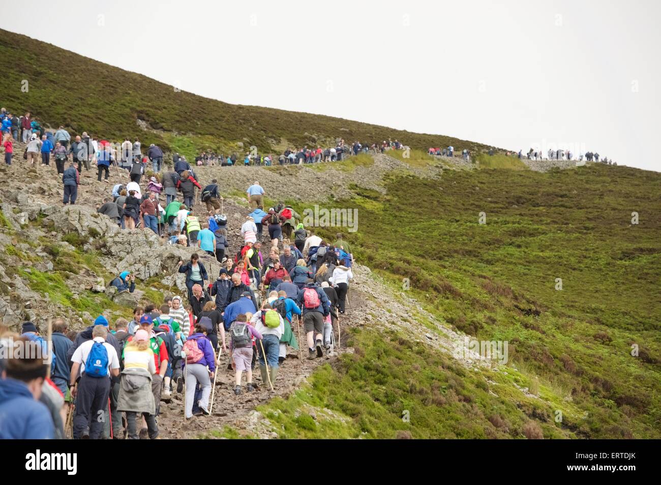 Les gens Croagh Patrick escalade la montagne sacrée dans le comté de Mayo dans l'ouest de l'Irlande. Des milliers de personnes, dont beaucoup dans leur fe nu Banque D'Images