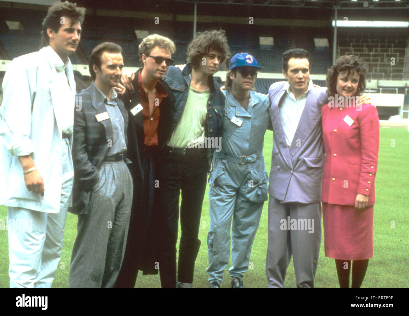 LIVE AID au stade de Wembley le 13 juillet 1985. De gauche à droite : Tony Hadley, Midge Ure, inconnu, Bob Geldof, Elton John, Adam Ant,inconnu Banque D'Images