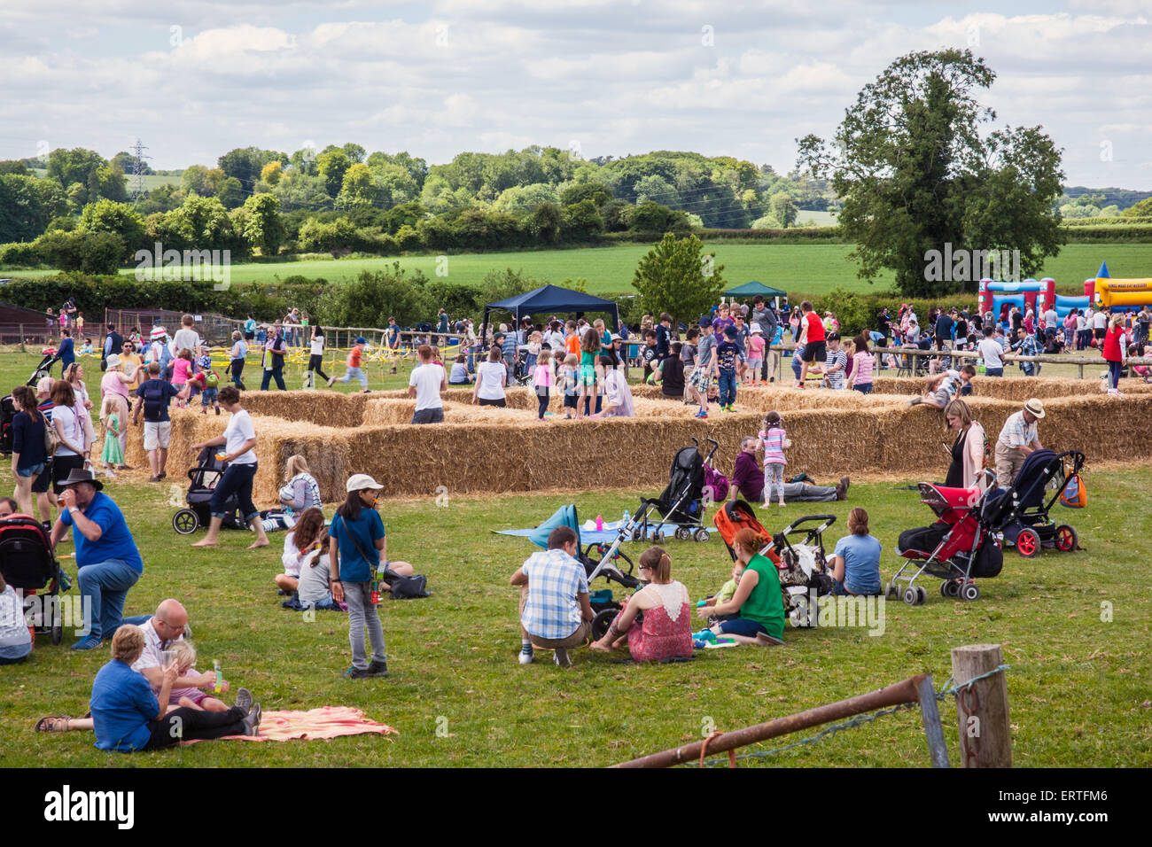 Labyrinthe de balle de paille à Cheriton Milieu ferme sur la ferme ouvert dimanche, Cheriton, Hampshire, Angleterre, Royaume-Uni. Banque D'Images