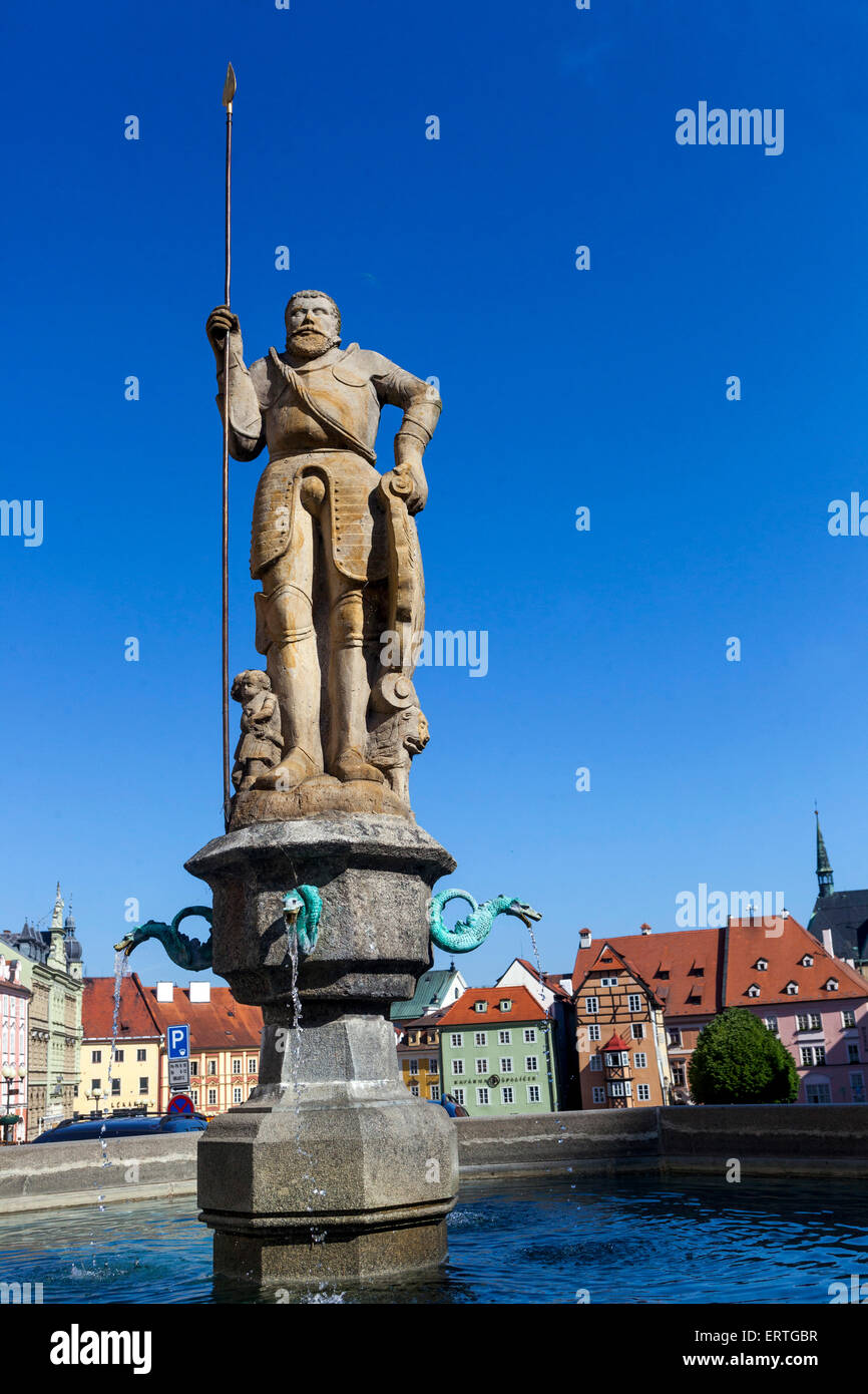 La vieille ville historique, Chevalier Roland Statue dans la fontaine Cheb Tchèque République Europe Chevalier sculpture Banque D'Images