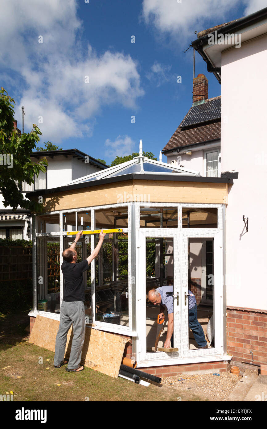 Les constructeurs à la construction d'une véranda dans le cadre d'une extension de maison, UK Banque D'Images