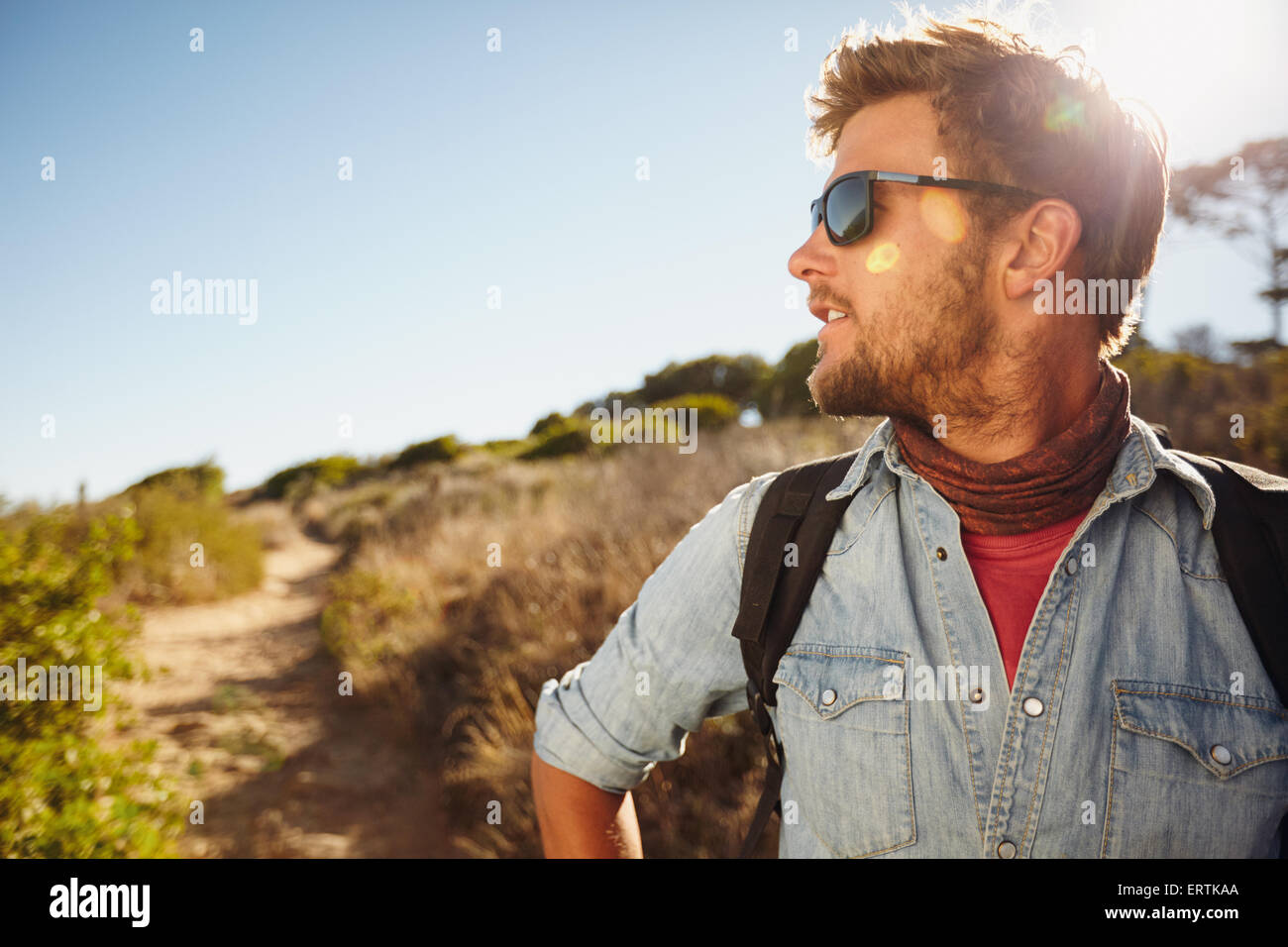 Tourné en plein air de jeune homme en randonnée dans la nature à l'écart à une vue. Caucasian man profitant d'une randonnée sur une journée ensoleillée. Copyspace. Banque D'Images