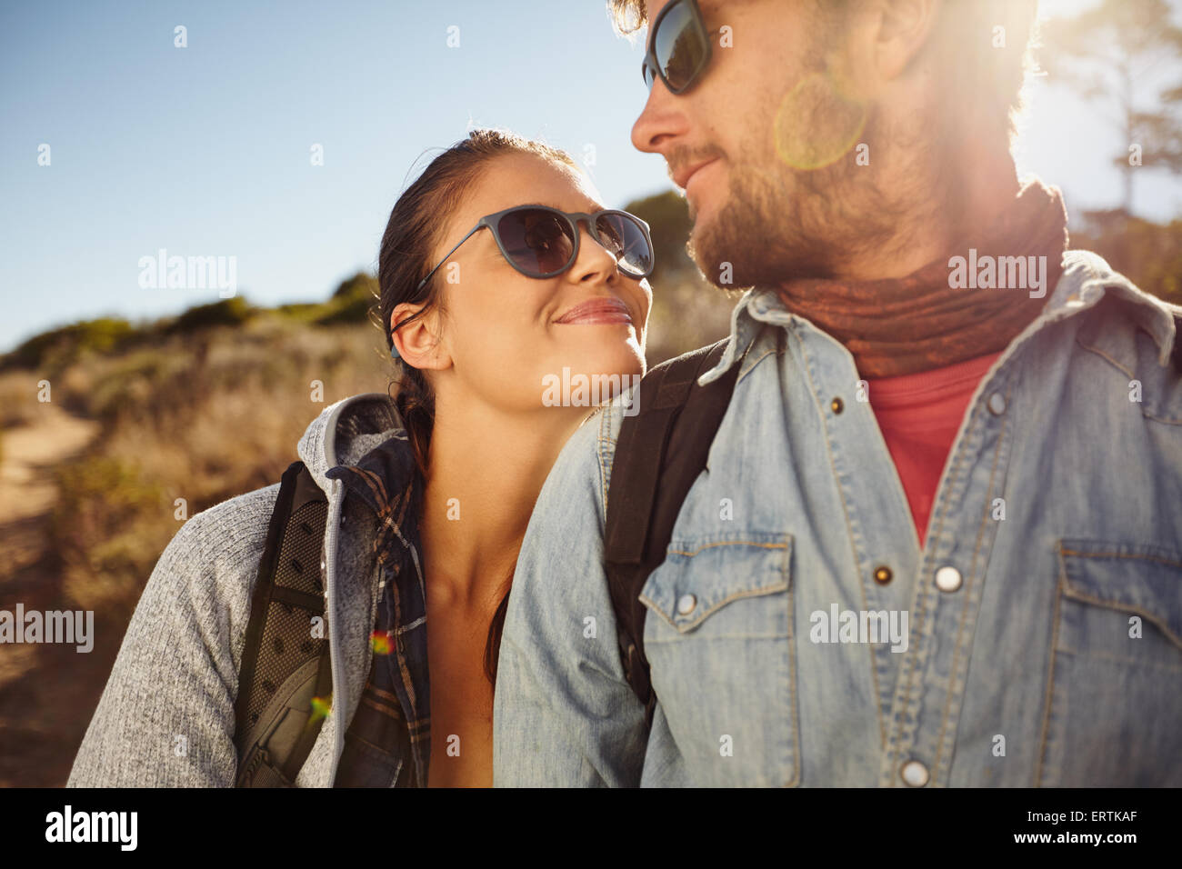 Bonne randonnée jeune couple souriant. Young caucasian couple sur la randonnée dans la nature. Banque D'Images