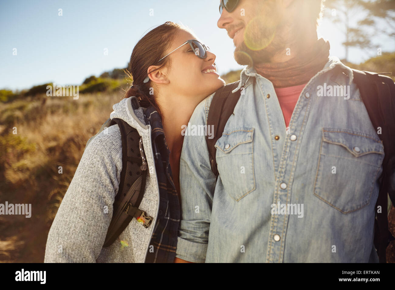 Amour couple smiling, randonnées dans la nature. Young caucasian couple sur randonnée sur les jours ensoleillés. Banque D'Images