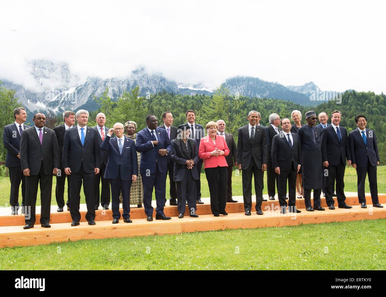 Les dirigeants du monde se tenir ensemble pendant une longue photo de groupe lors de la deuxième journée de la réunion au sommet du G7 au Schloss Elmau 8 juin 2015 près de Garmisch-Partenkirchen, Allemagne. Banque D'Images