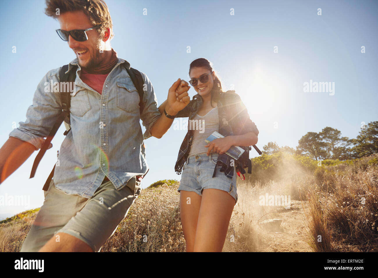 Tourné en plein air de happy young couple sur leur voyage de randonnée, marche sur la piste de montagne en souriant. Caucasian couple havi Banque D'Images