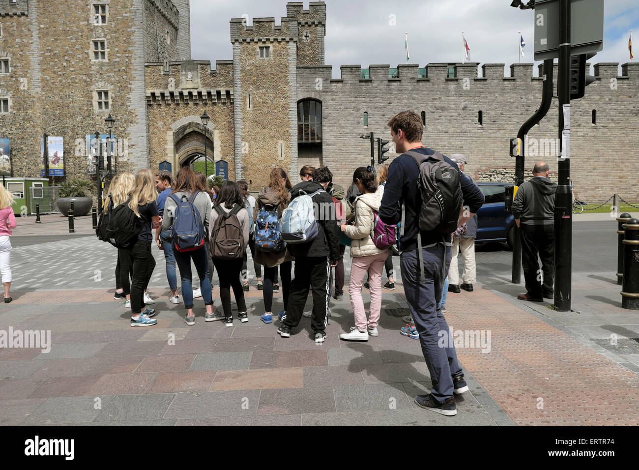 Un groupe touristique de jeunes étudiants universitaires sur leur chemin pour visiter Cardiff Castle Wales Royaume-Uni Grande-Bretagne KATHY DEWITT Banque D'Images