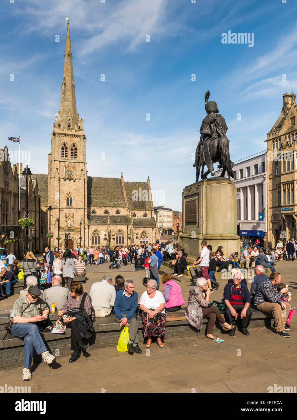 Durham - La Place du marché et l'église de St Nicholas dans le centre-ville de Durham, Angleterre, Royaume-Uni, de monde shopping Banque D'Images