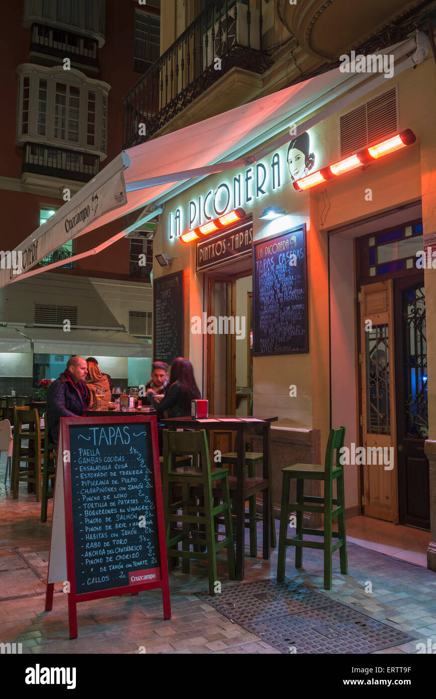 Bar à tapas à Málaga, Costa del Sol, Espagne, Europe, la nuit Banque D'Images