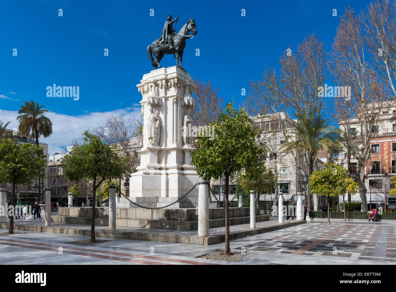 Monument à Saint Ferdinand sur nouveau Square ou la Plaza Nueva de Séville, Espagne, Europe Banque D'Images