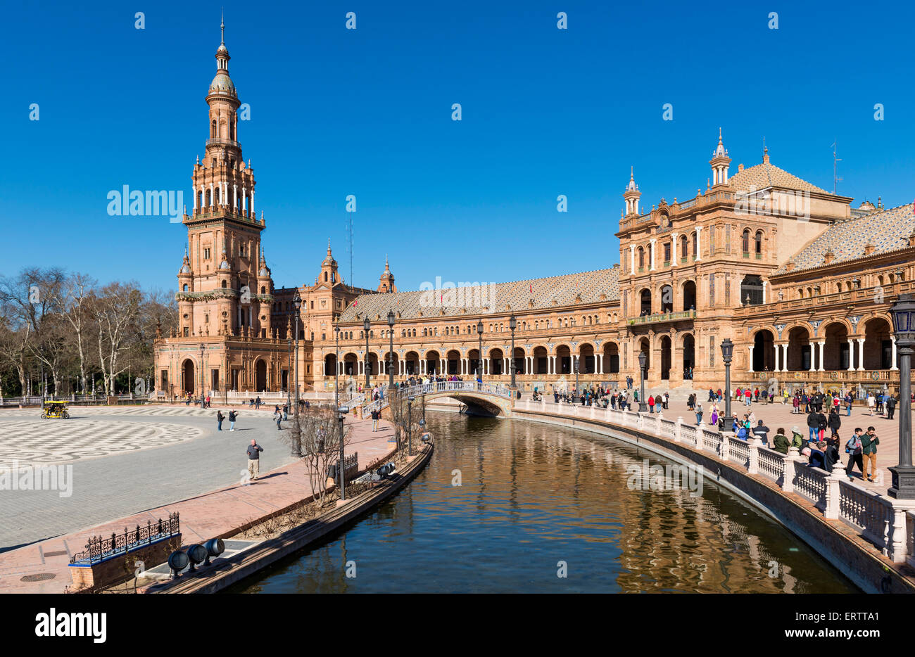 Séville, Espagne - Plaza de Espana avec des touristes en été, Séville, Espagne, Europe Banque D'Images