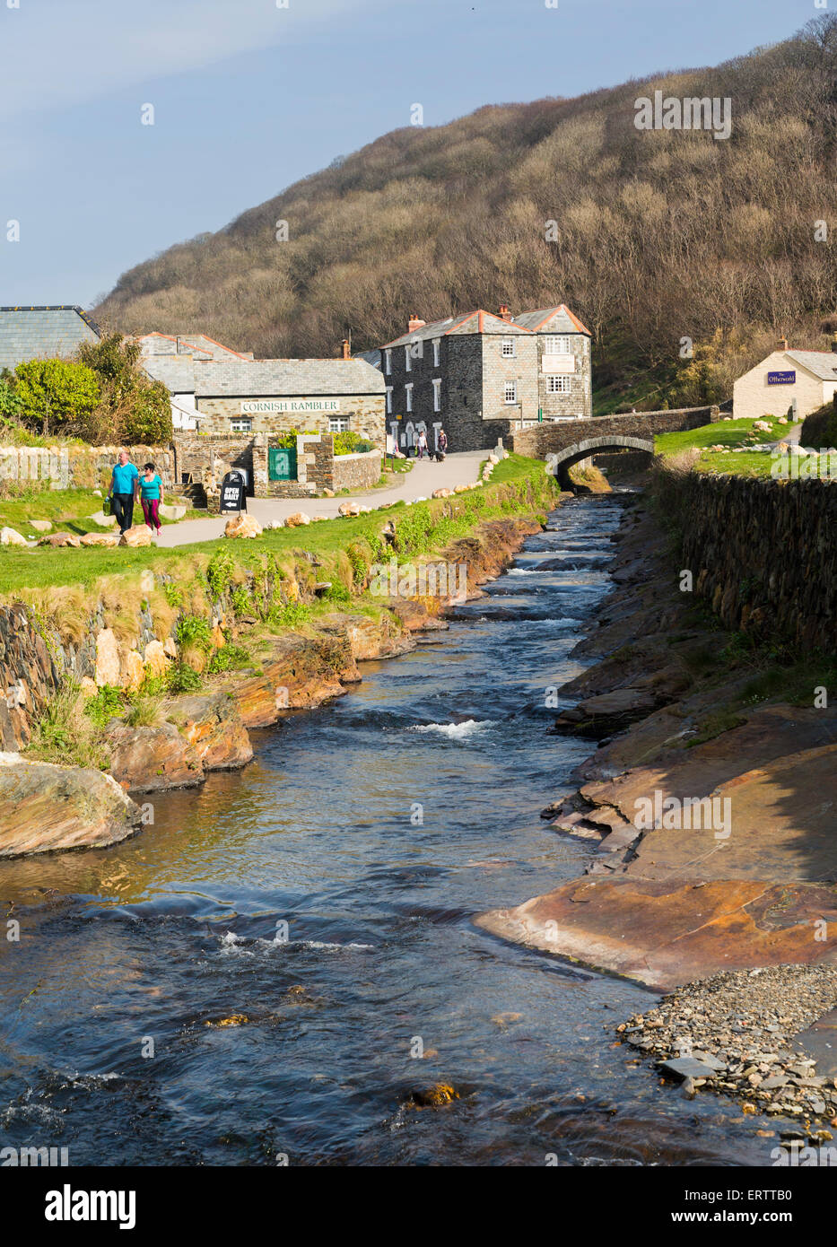 Quelques touristes rives de rivière Valency dans le village de Boscastle, Cornwall, England, UK Banque D'Images