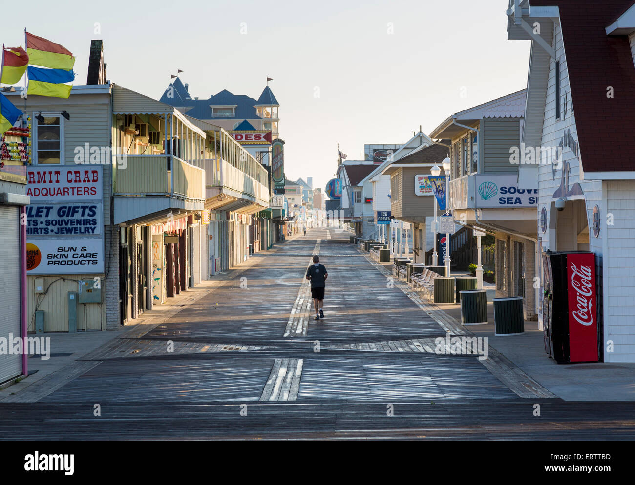 Seul le seul coureur jogge promenade déserte de Ocean City dans le Maryland, USA Banque D'Images