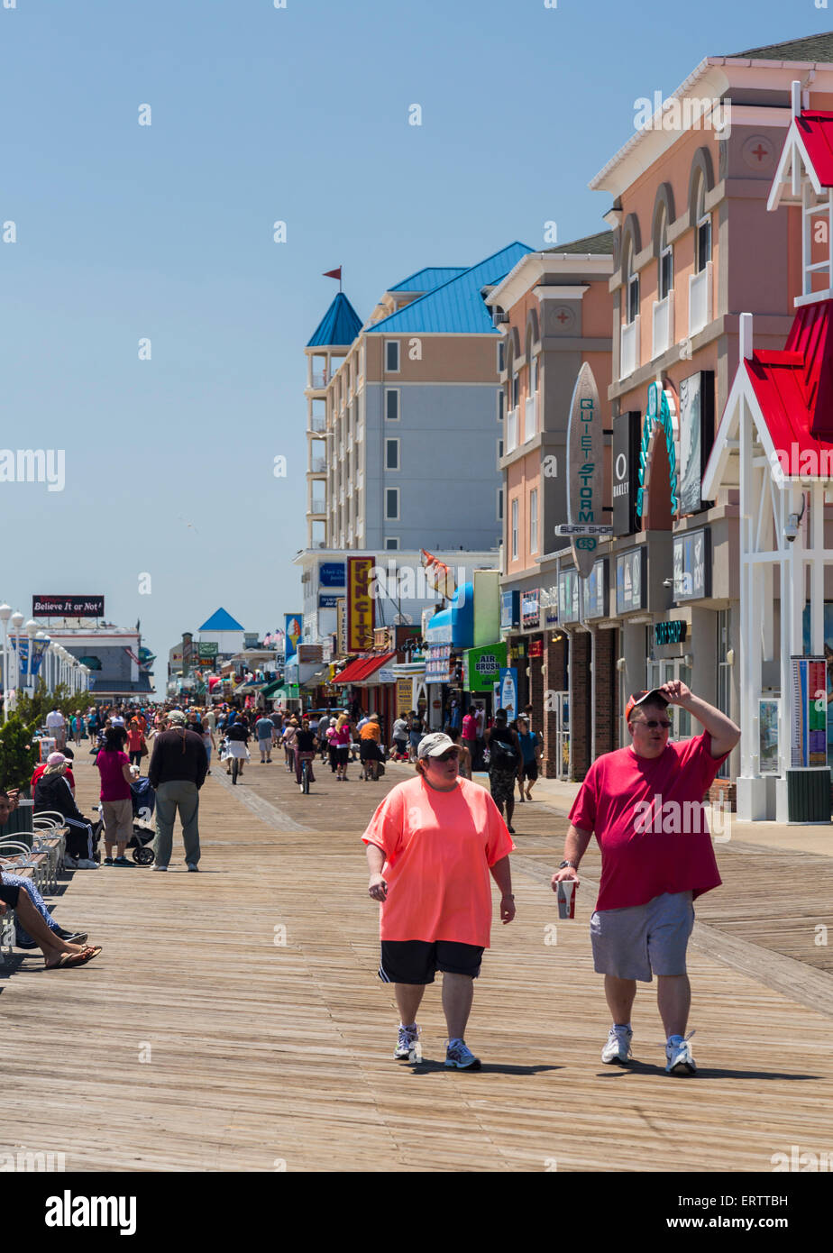 Ocean City, Maryland, USA - Touristes marcher le long de la promenade de la station balnéaire Banque D'Images