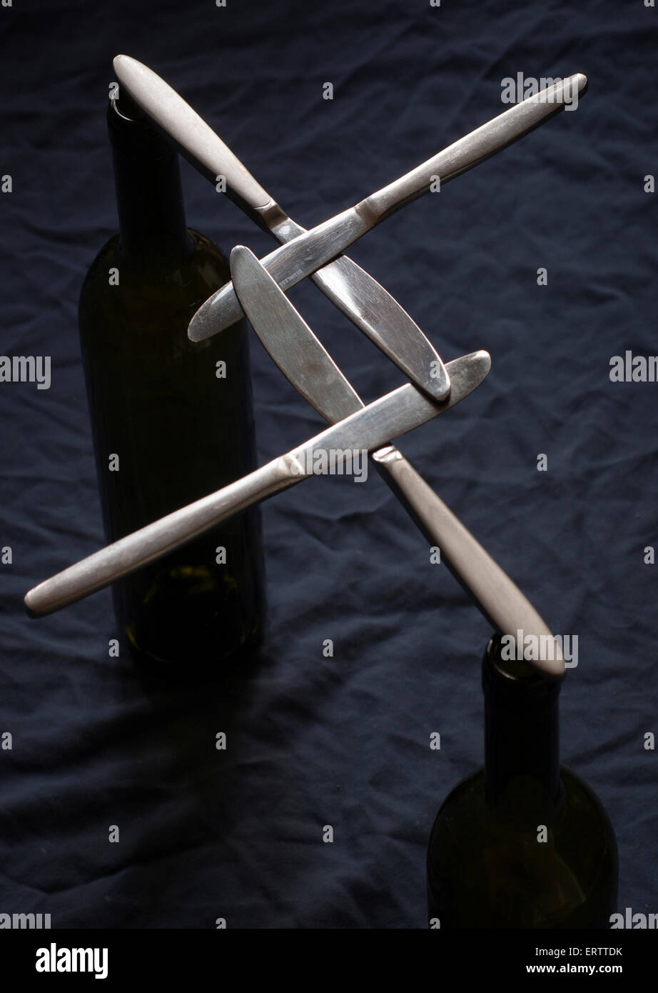 Comment construire un pont entre deux bouteilles de vin avec le dîner de quatre couteaux Banque D'Images