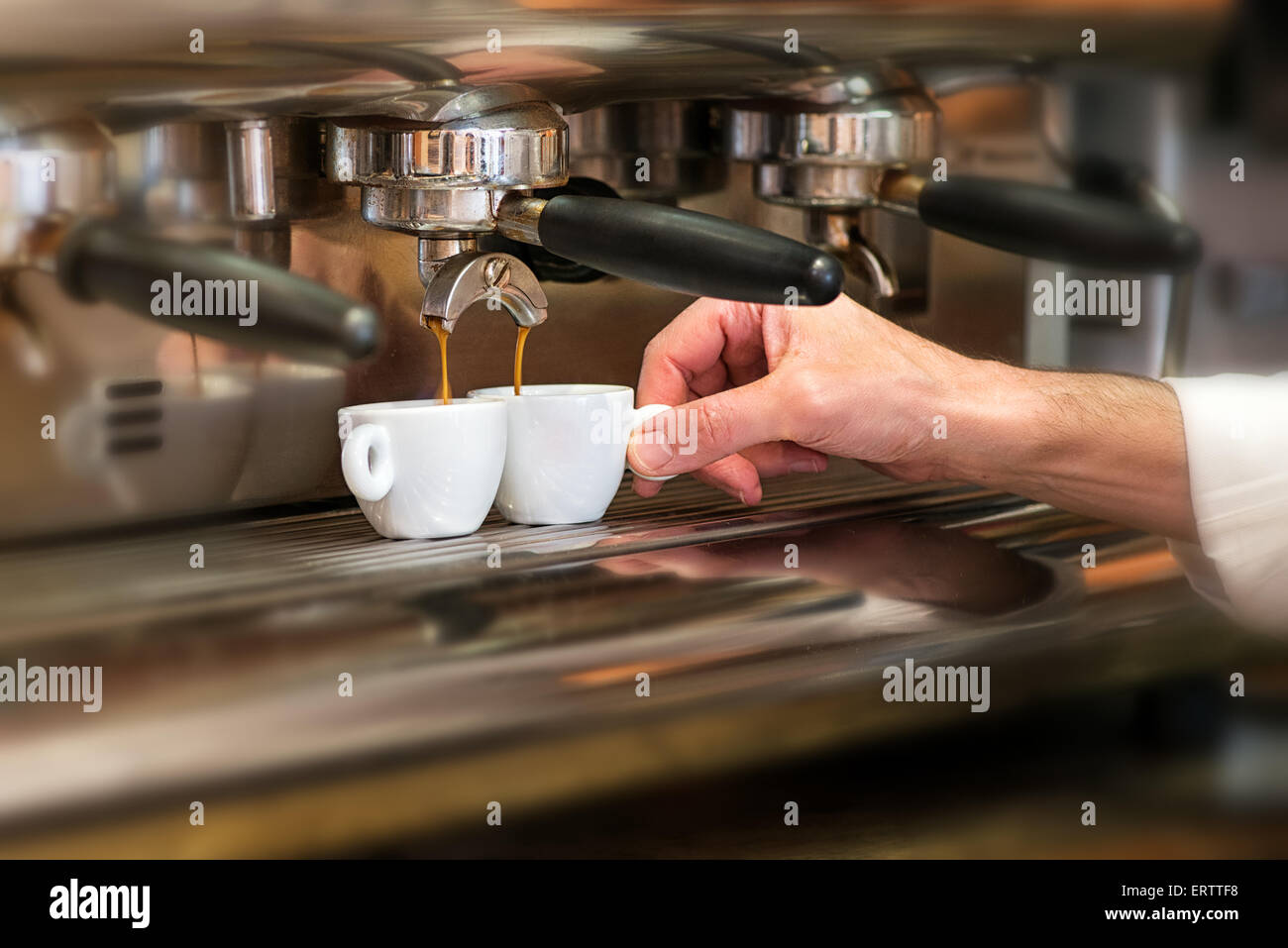 Vue rapprochée de la main d'un homme travaillant dans un café expresso préparation Banque D'Images