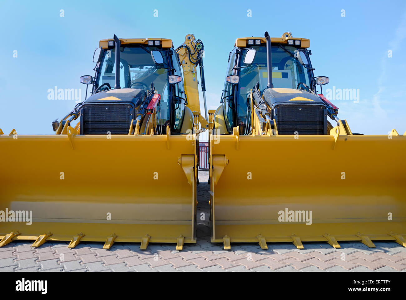 Deux nouveaux bulldozers sur une vitrine . Banque D'Images