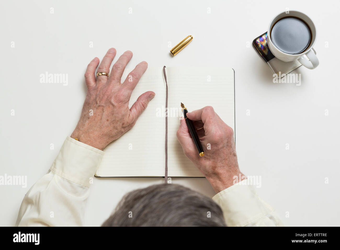 Homme / Man dans un ordinateur portable dans un bureau de l'environnement Réunion d'affaires ou réunion concept Banque D'Images