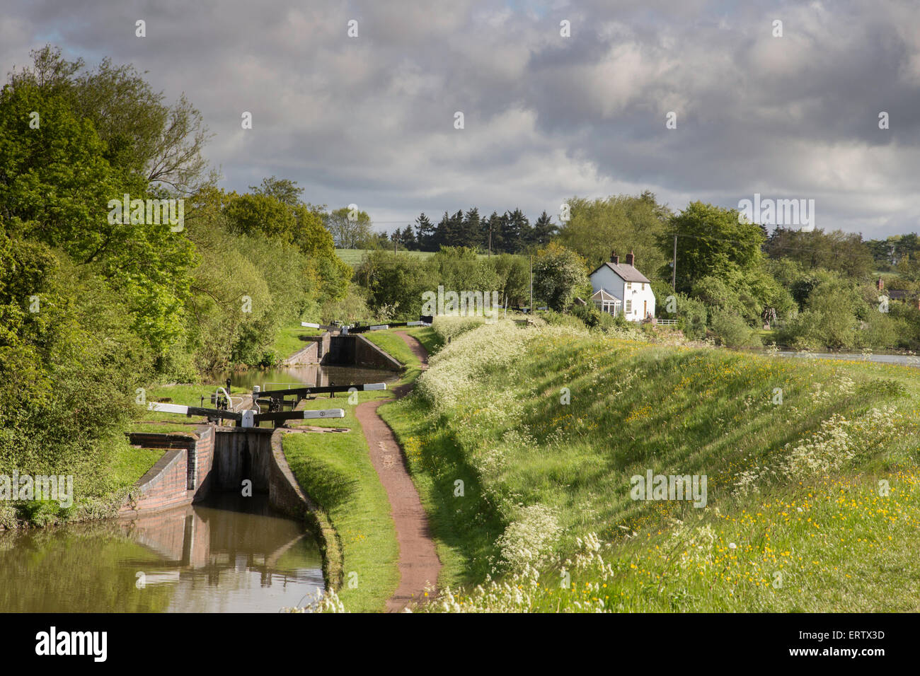 Le lever du soleil sur la serrure sur le vol Worcester & Birmingham Canal près de Tardebigge, Worcestershire, Angleterre, RU Banque D'Images