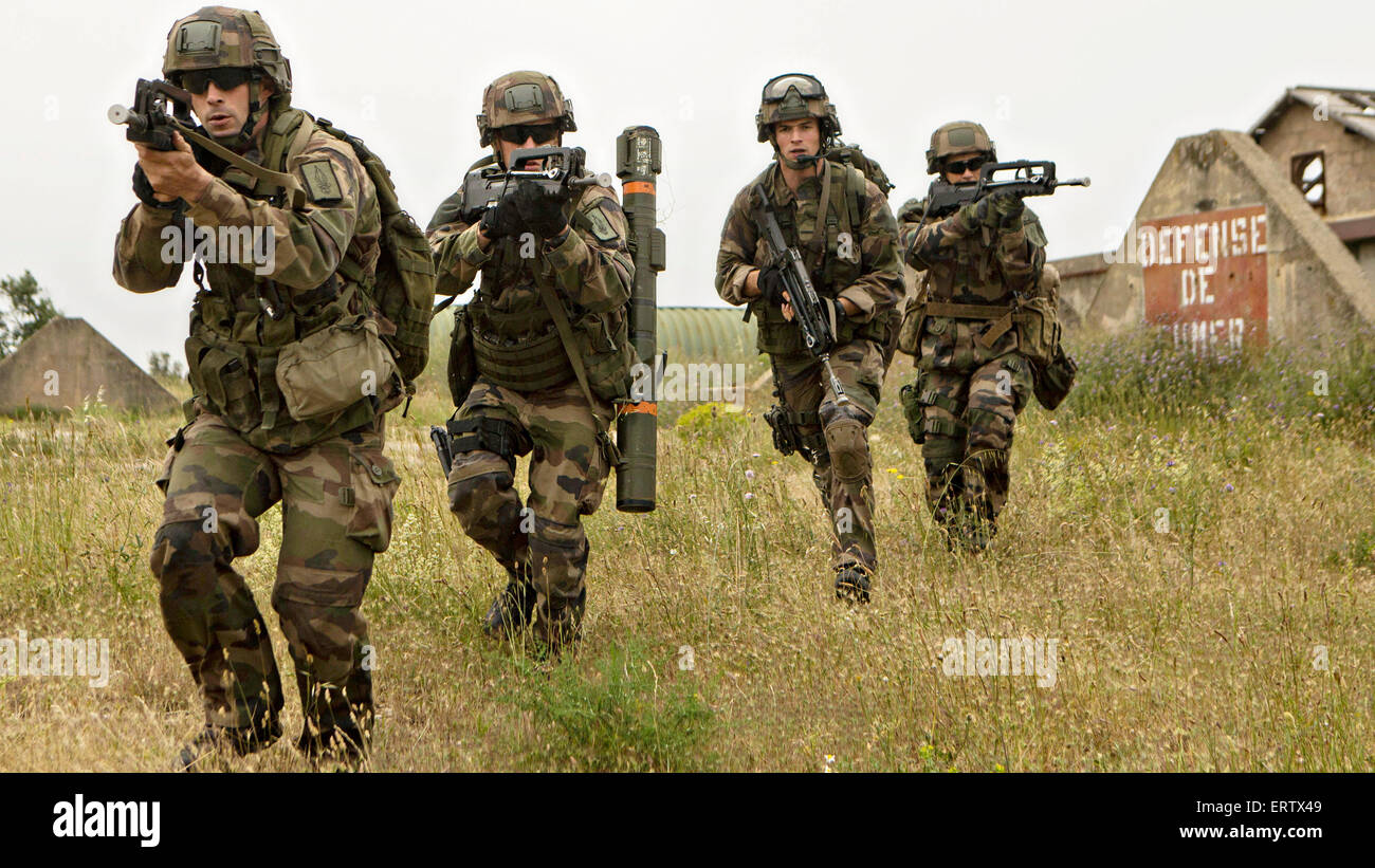 Soldats français avec la Légion étrangère's 6e Brigade blindée pendant un accord bilatéral de saisir et capturer d'entraînement avec les commandos Marine, le 29 mai 2015 au Quartier Colonel de Chabrieres, France. Banque D'Images