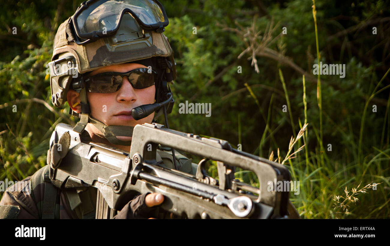 Un soldat français avec la Légion étrangère's 6e Brigade blindée pendant un accord bilatéral de saisir et capturer d'entraînement avec les commandos Marine, le 29 mai 2015 au Quartier Colonel de Chabrieres, France. Banque D'Images