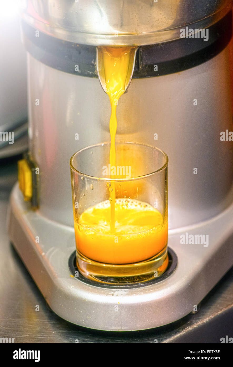 Machine à jus d'Orange ou liquidizer avec du jus de fruits fraîchement  pressé Photo Stock - Alamy