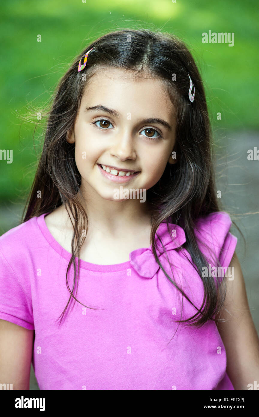 Jolie Petite Fille Avec Un Sourire Mignon Photo Stock Alamy