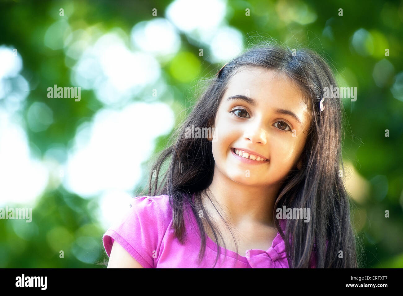 Jolie petite fille sympathique avec un beau sourire Banque D'Images