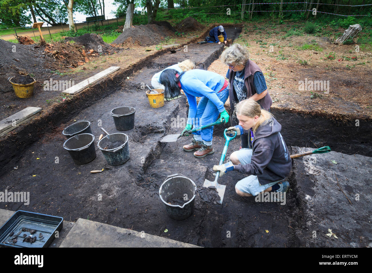Des archéologues travaillant sur l'âge du Bronze une tranchée d'excavation Banque D'Images