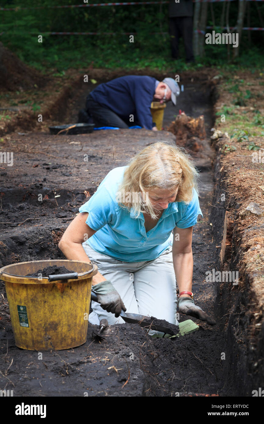 Des archéologues travaillant sur l'âge du Bronze une tranchée d'excavation Banque D'Images