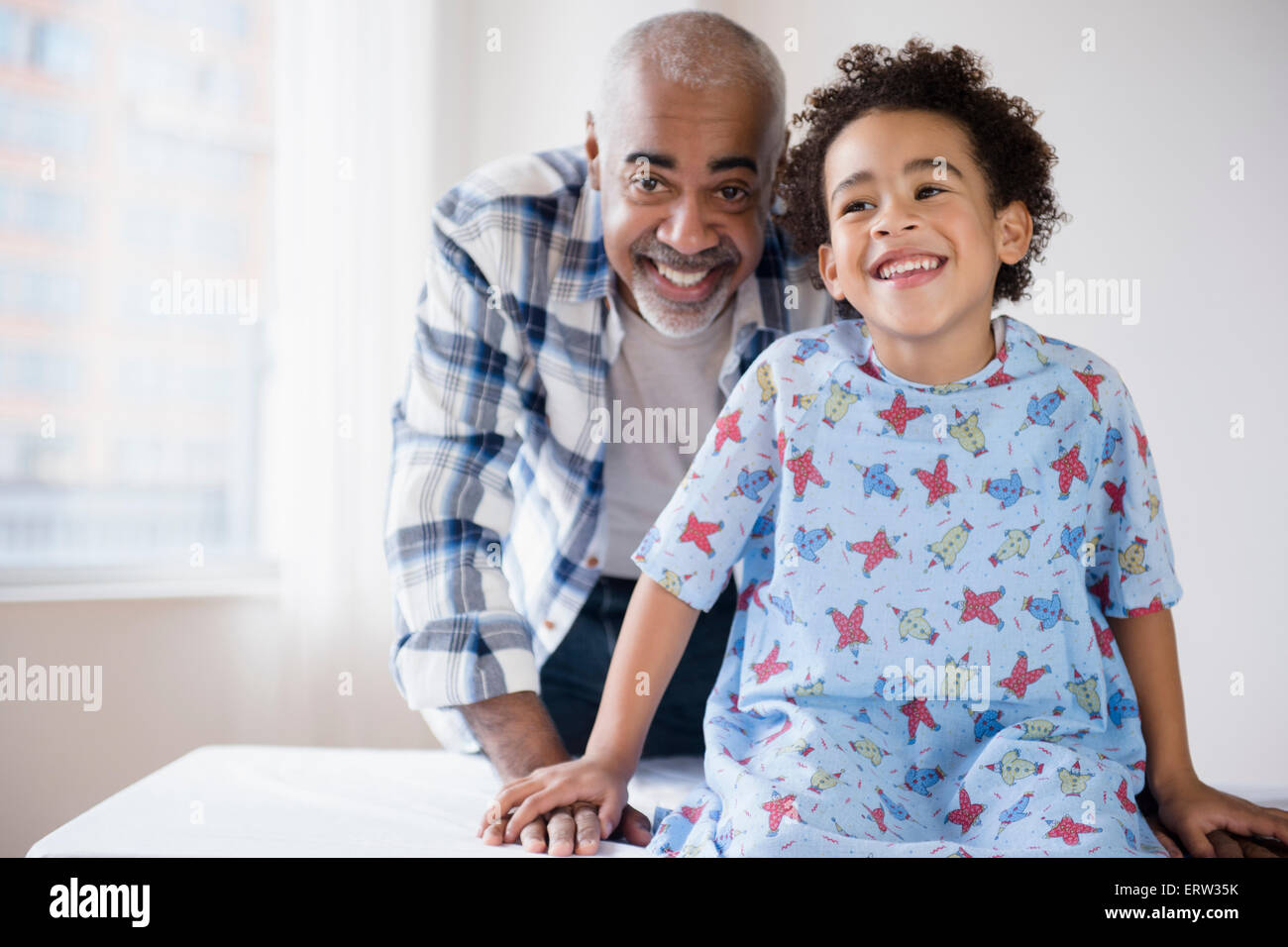 Mixed Race grand-père souriant avec petit-fils à l'hôpital Banque D'Images