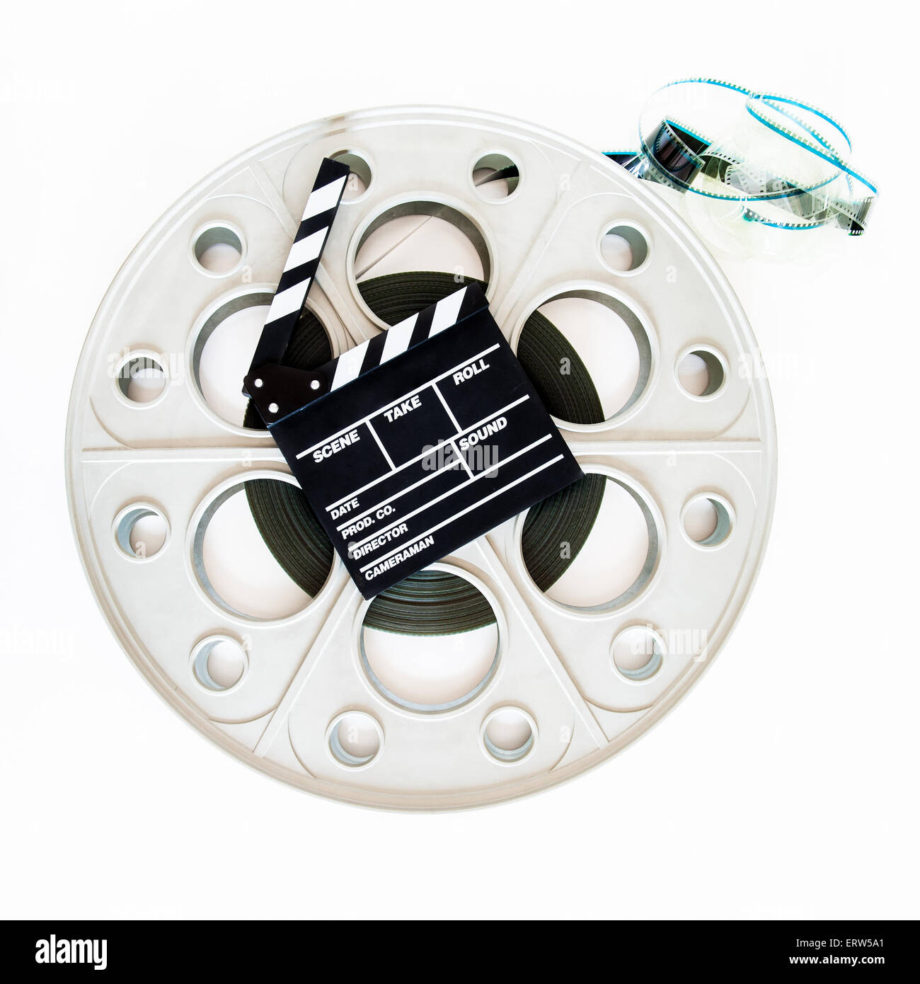 Movie clapper board sur vintage big big film 35mm enrouleur pour projecteur de cinéma sur fond blanc Banque D'Images