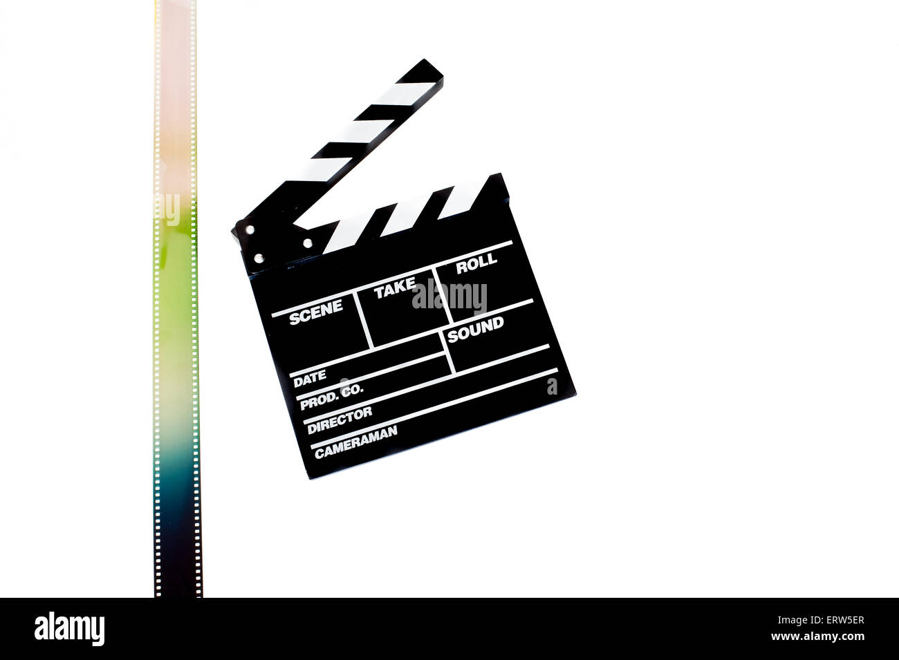 Movie clapper board avec pellicule couleur isolé sur fond blanc Banque D'Images