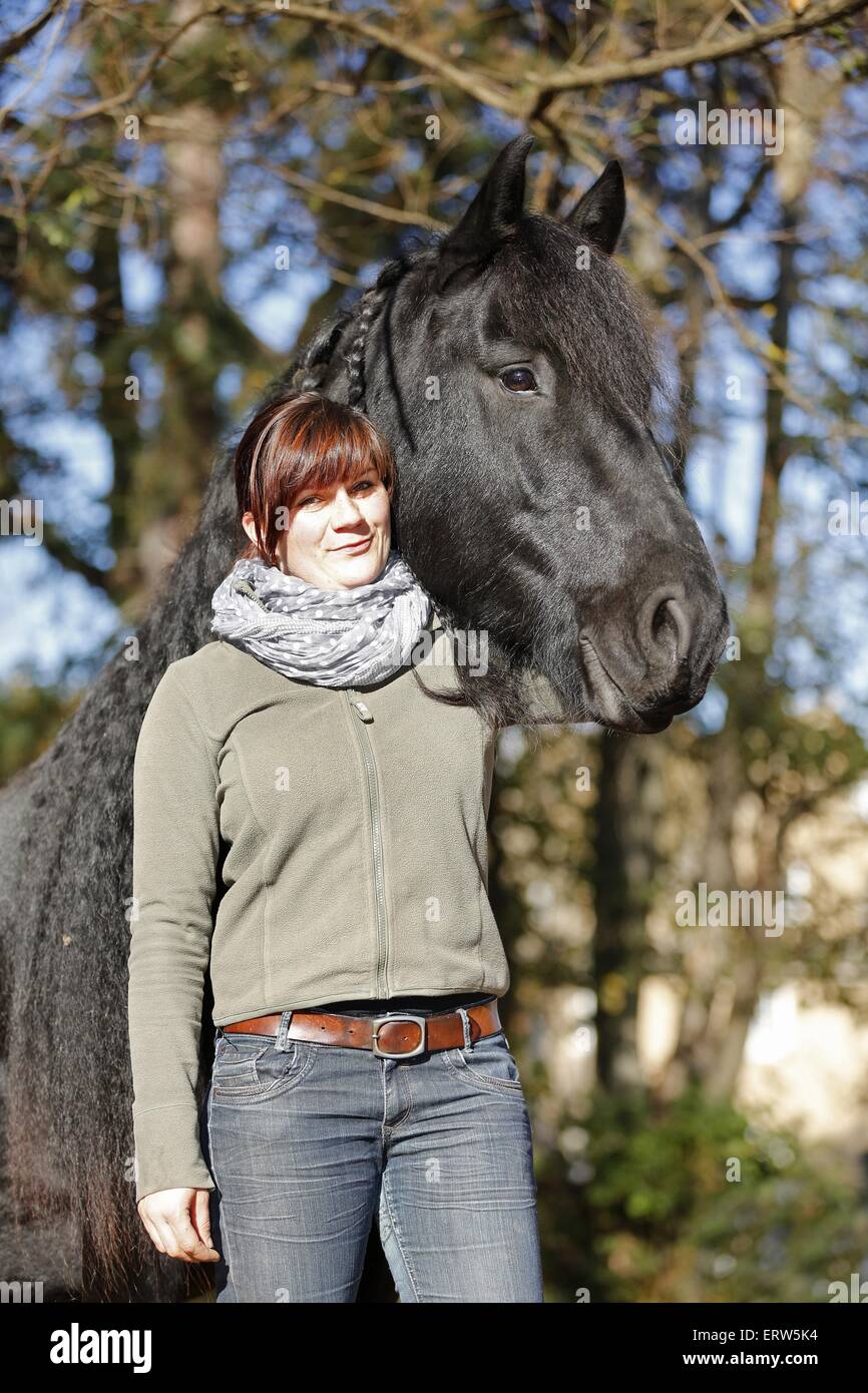 Femme et cheval Frison Banque D'Images