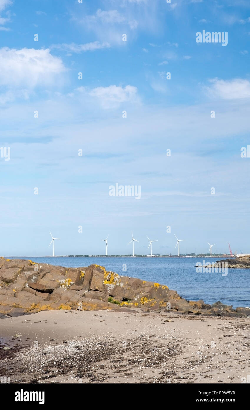 FALKENBERG, SUÈDE - 5 juin 2015 : Les éoliennes dans le paysage de l'océan côtier rocheux par Ocean le 5 juin à Falkenberg, Suède. Banque D'Images