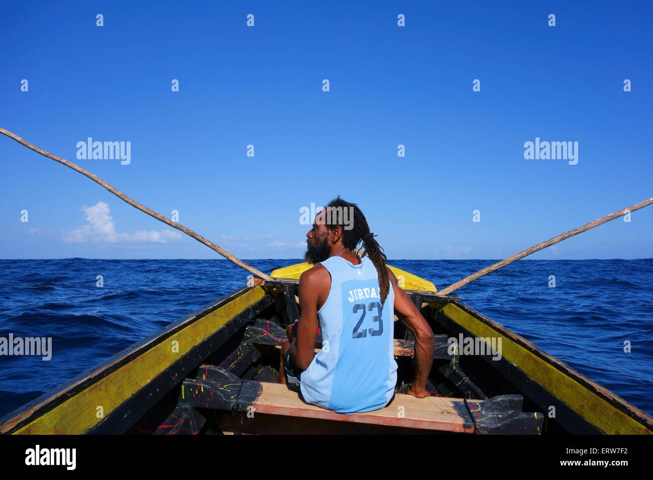 Rasta pêcheur dans un bateau en bois à Port Antonio, Jamaïque Banque D'Images