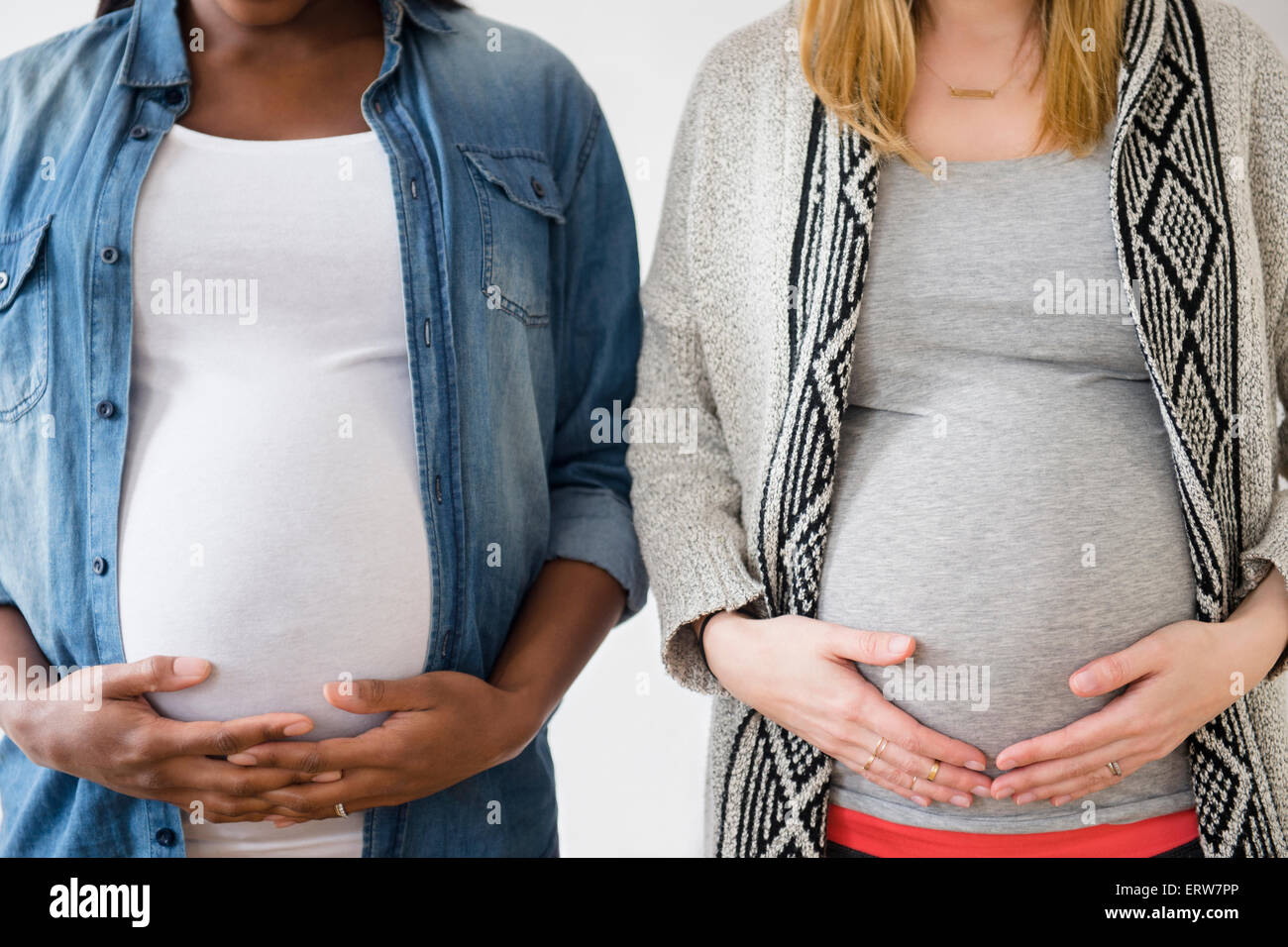 Close up of pregnant women holding estomacs Banque D'Images
