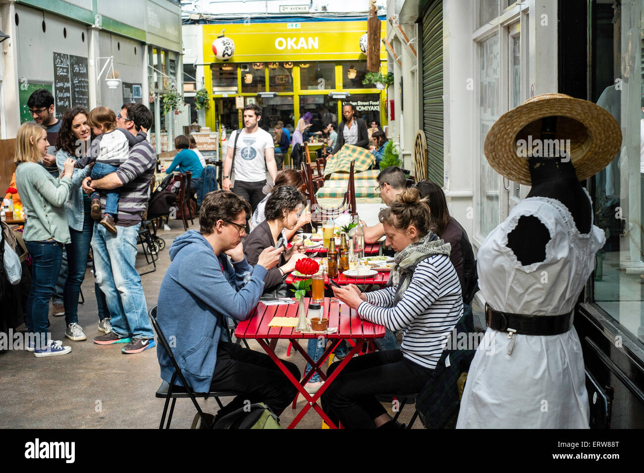 Manger dehors, Brixton, London, Royaume-Uni Banque D'Images