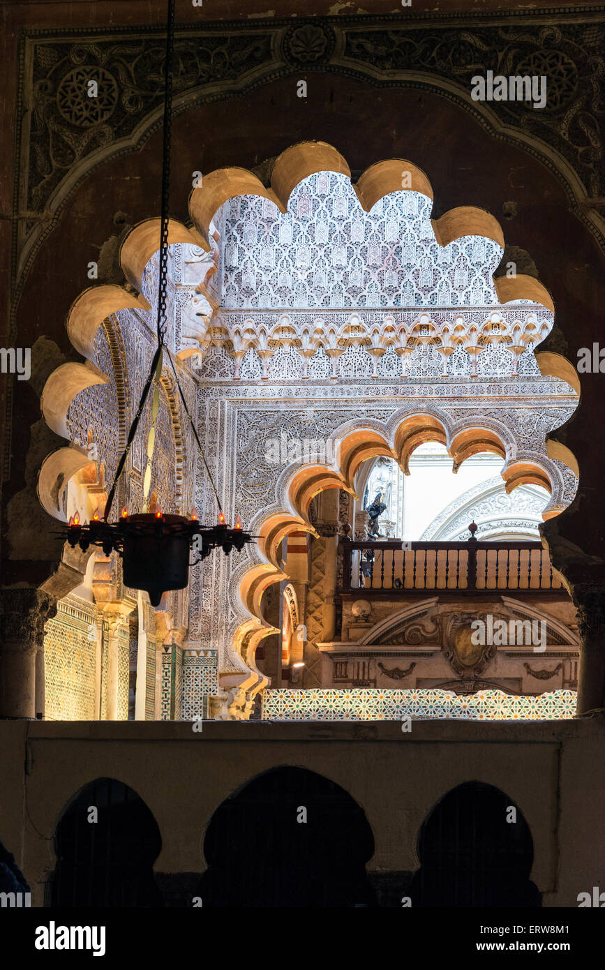 Fer à cheval décoré en stuc arches et dans la Grande Mosquée, la Mezquita, Cordoue, Espagne Banque D'Images