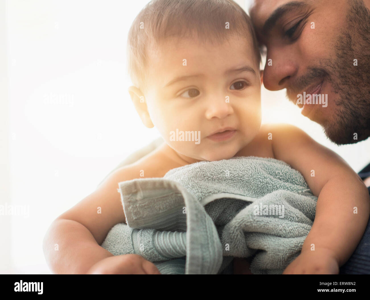 Pere Fils Bebe De Sechage Avec Une Serviette Apres Bain Photo Stock Alamy