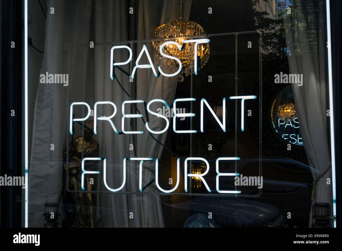 Une fenêtre neon sign annonce un guichet de fortune ou psychiques pour des consultations à New York City Banque D'Images