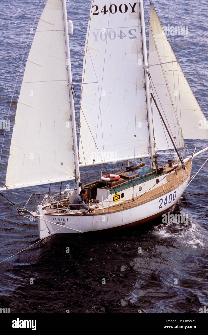 Nouvelles photos AJAX - Plymouth, en Angleterre. 1988 - DÉBUT DE LA COURSE TRANSATLANTIQUE EN SOLITAIRE - ROBIN KNOX JOHNSTON (GBR)-son yacht à voile SUHAILI. PHOTO : JONATHAN EASTLAND / AJAX REF:HDD   YA PEO OSTAR88 02 Banque D'Images