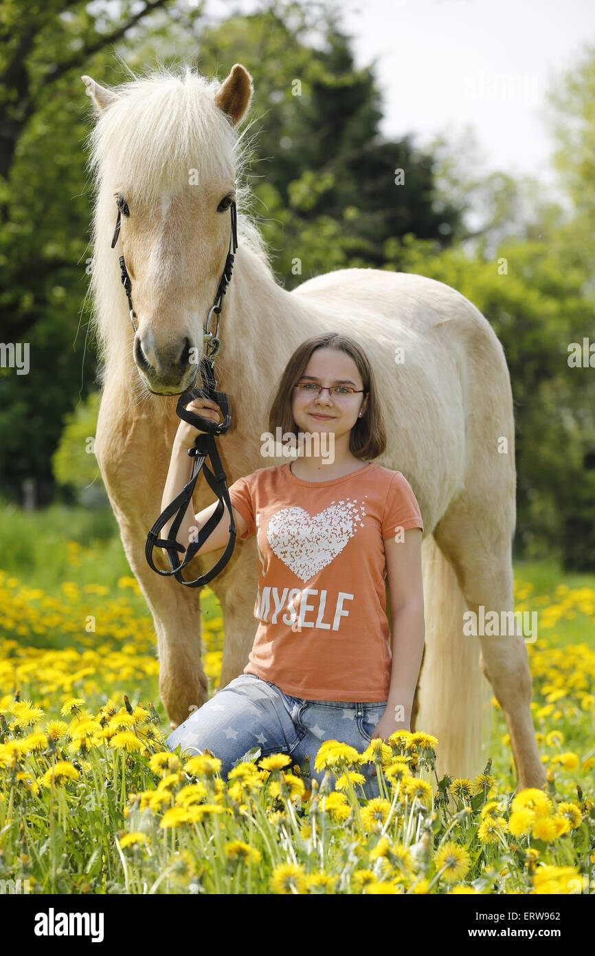 Fille avec Icelandic Horse Banque D'Images