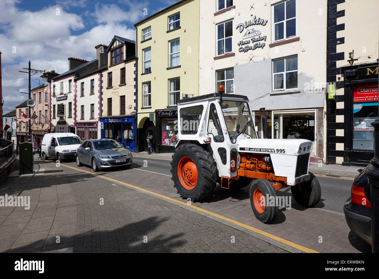 Le tracteur garé dans parking bay dans le centre de la ville les clones de diamants comté de Monaghan en république d'Irlande Banque D'Images