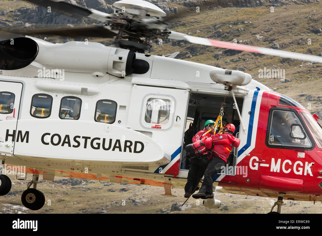 Un Bristow S-92 treuils 2 sauveteurs de montagne dans l'Ogwen Valley. Le S-92 est un remplacement moderne pour le vieillissement des Sea King de la RAF. Banque D'Images Un Bristow S-92 treuils 2 sauveteurs de montagne dans l'Ogwen Valley. Le S-92 est un remplacement moderne pour le vieillissement des Sea King de la RAF. Banque D'Images