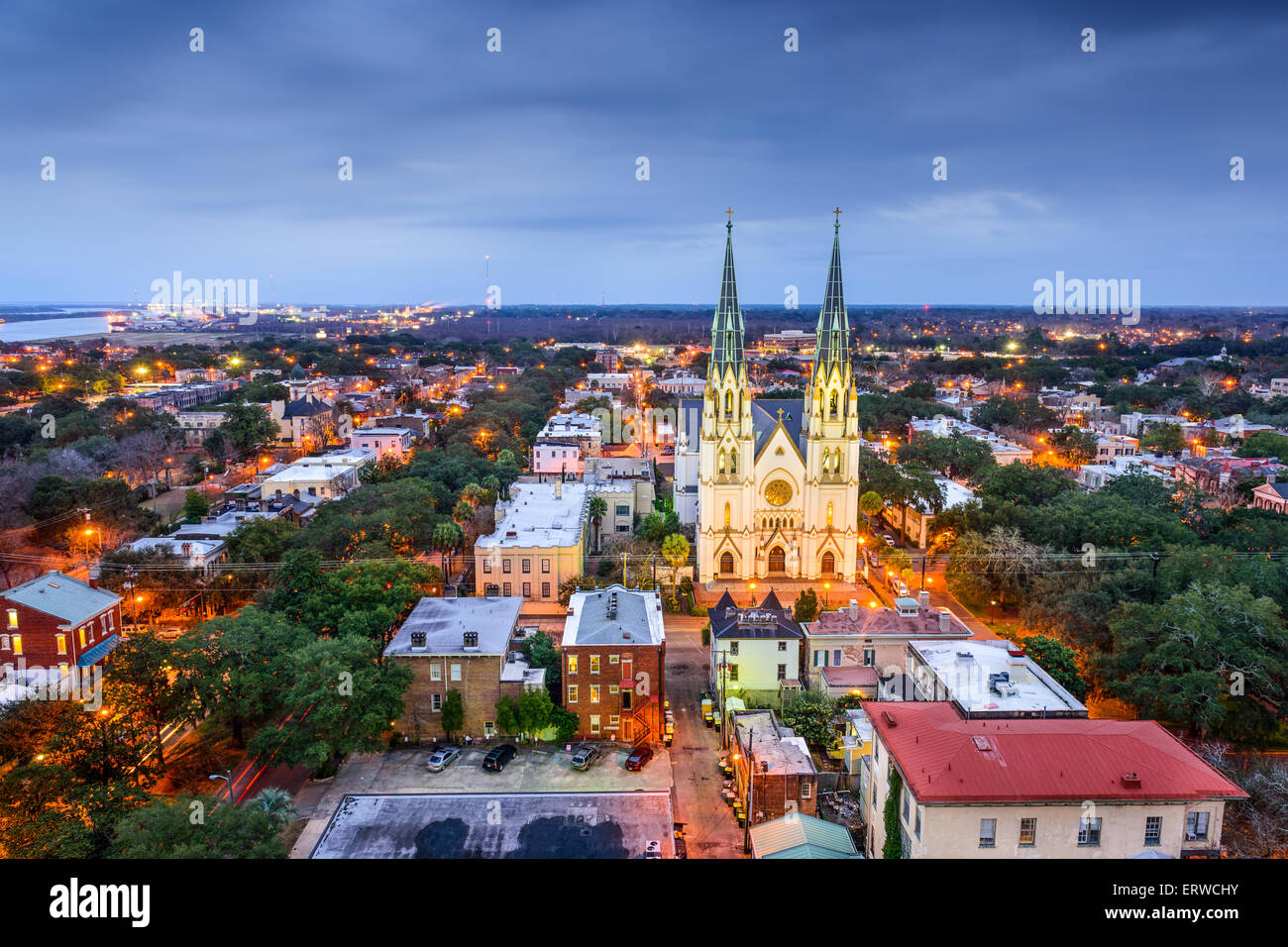 Le centre-ville de Savannah, Géorgie, à la Cathédrale. Banque D'Images