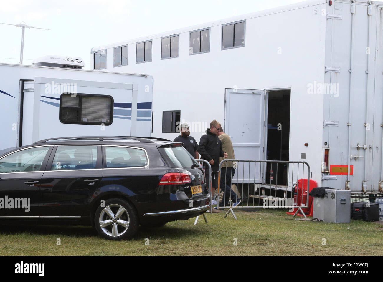 Teignmouth, Devon, UK. 8 juin, 2015. Météo : journée ensoleillée dans le Devon de mer et ville portuaire de Teignmouth le lundi 8 juin 2015 - La photo de tournage du nouveau Colin Firth film sur la vie de marin Donald Crowhurst Crédit : KEITH MAYHEW/Alamy Live News Banque D'Images