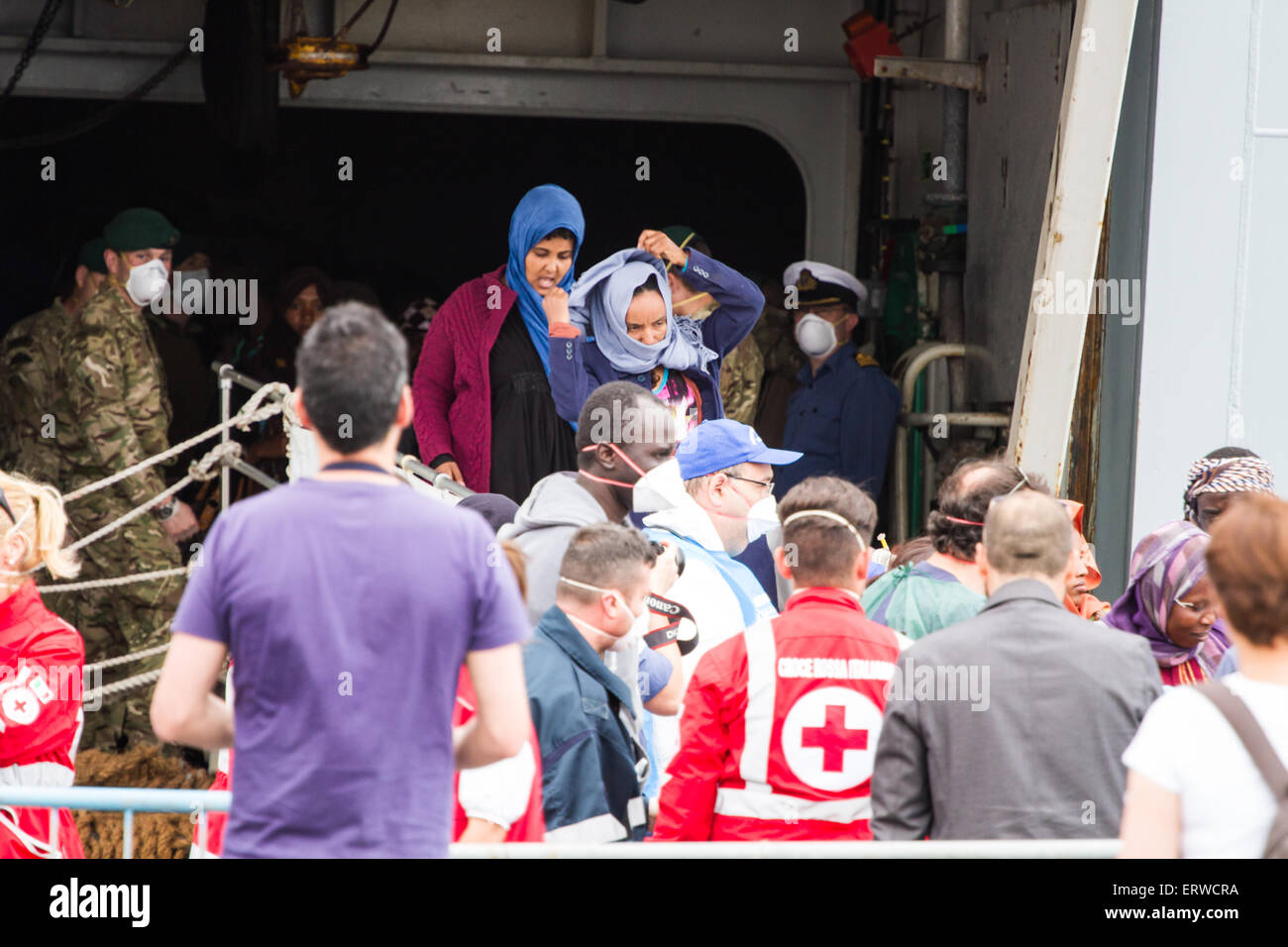 L'Italie. 8 juin, 2015. Navire de guerre britannique de sauvetage 1000 rempart contribue à plus de migrants Crédit : Wead/Alamy Live News Banque D'Images