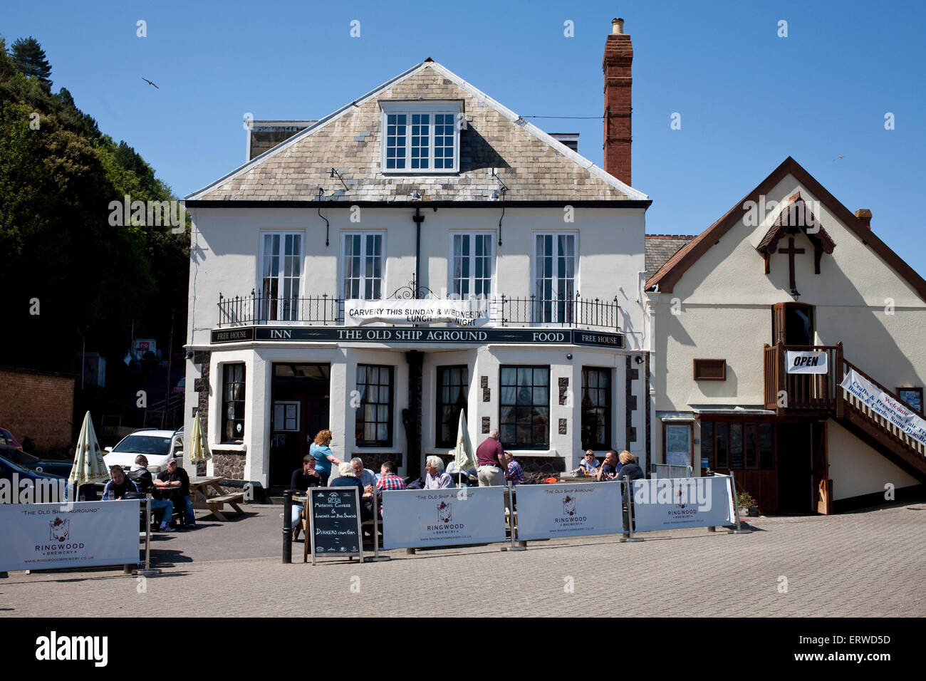Le vieux bateau échoué inn à Minehead Somerset uk avec les personnes prenant un verre à l'extérieur par une journée ensoleillée Banque D'Images